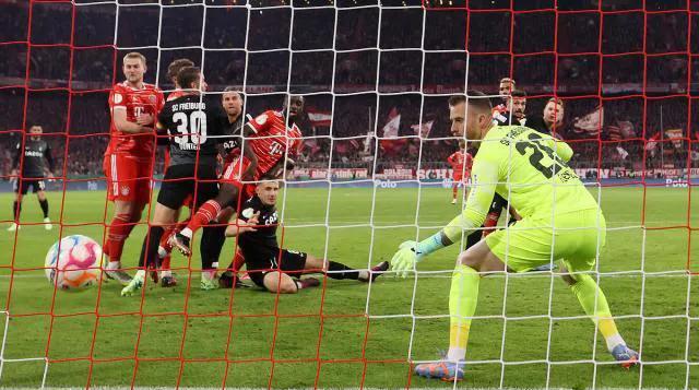 执教拜仁的第2场比赛，图赫尔就遭受当头一棒！
轻松击退多特蒙德并夺回德甲榜首的喜(2)
