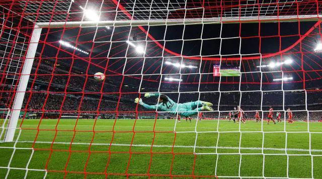 执教拜仁的第2场比赛，图赫尔就遭受当头一棒！
轻松击退多特蒙德并夺回德甲榜首的喜(3)