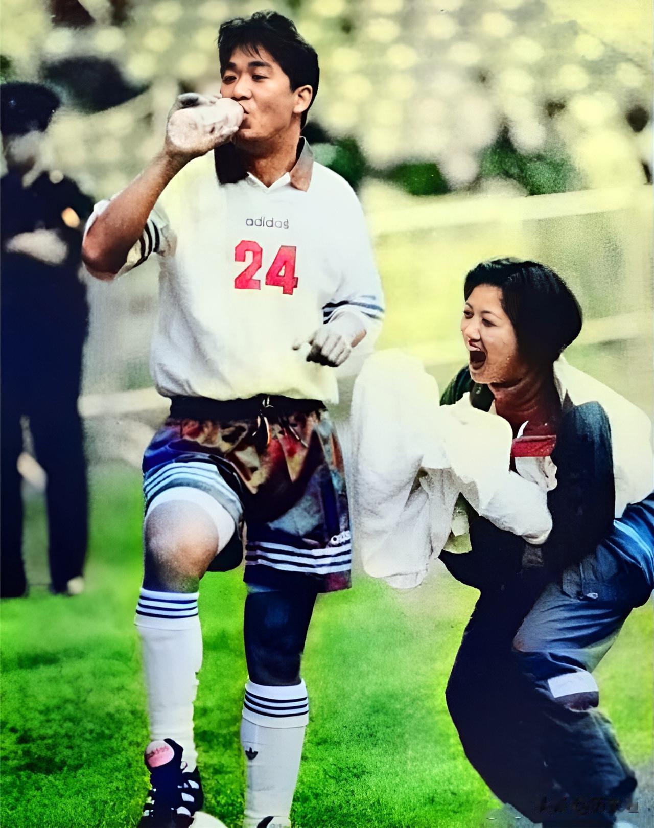 90年代，年轻的张国立驰骋在足球场上，妻子邓婕陪伴在左右。这一场，张国立应该踢得(1)
