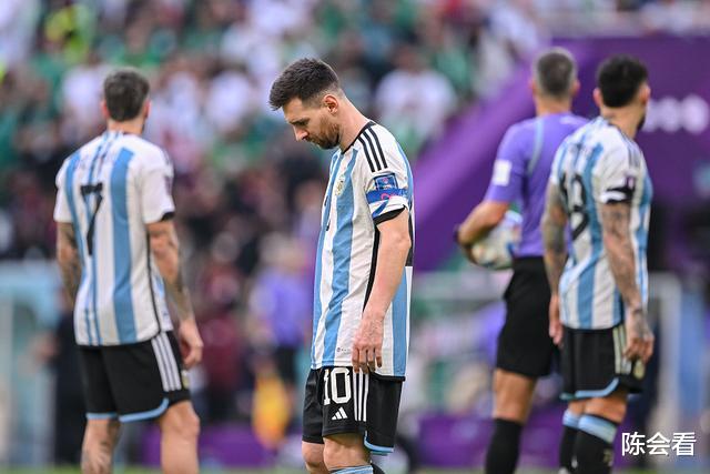输给沙特的阿根廷有多么压抑？最痛苦的时候梅西站出来力挽狂澜！(2)