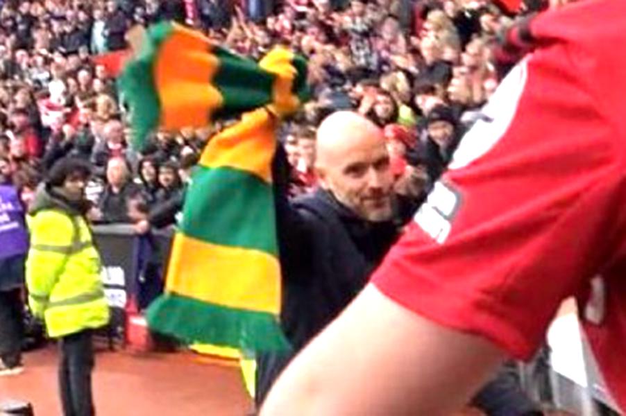 滕哈格举起曼联球迷反格雷泽围巾，赛后解释原因！无惧利物浦挑战
