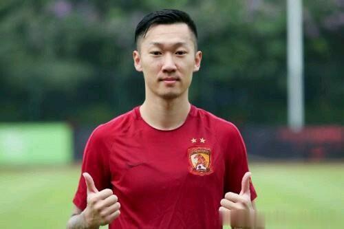 《北京青年报》记者肖赧在社媒发文，透露了国足归化球员的最新情况。 “阿兰、洛国富(1)