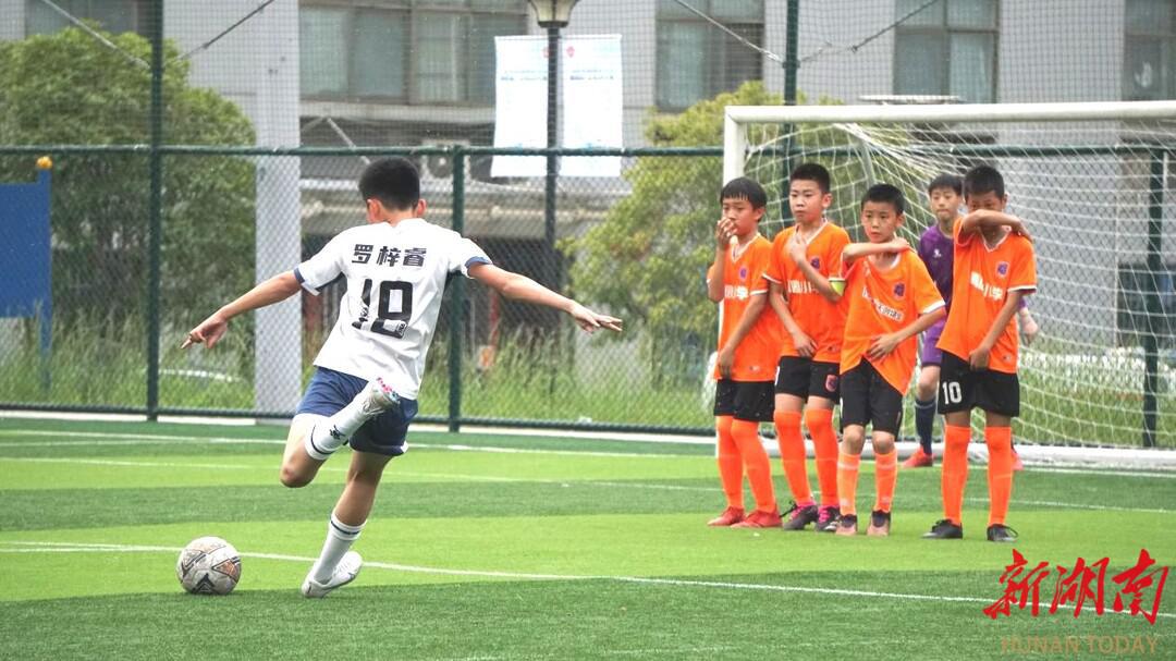湖南30支青少年足球队用汗水和激情欢度五一