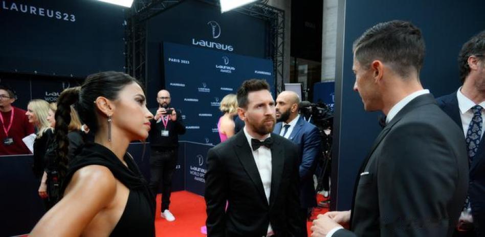 梅西夫妇和莱万谈了什么？西班牙媒体揭秘

梅西是周一晚巴黎劳伦斯奖颁奖典礼的大赢