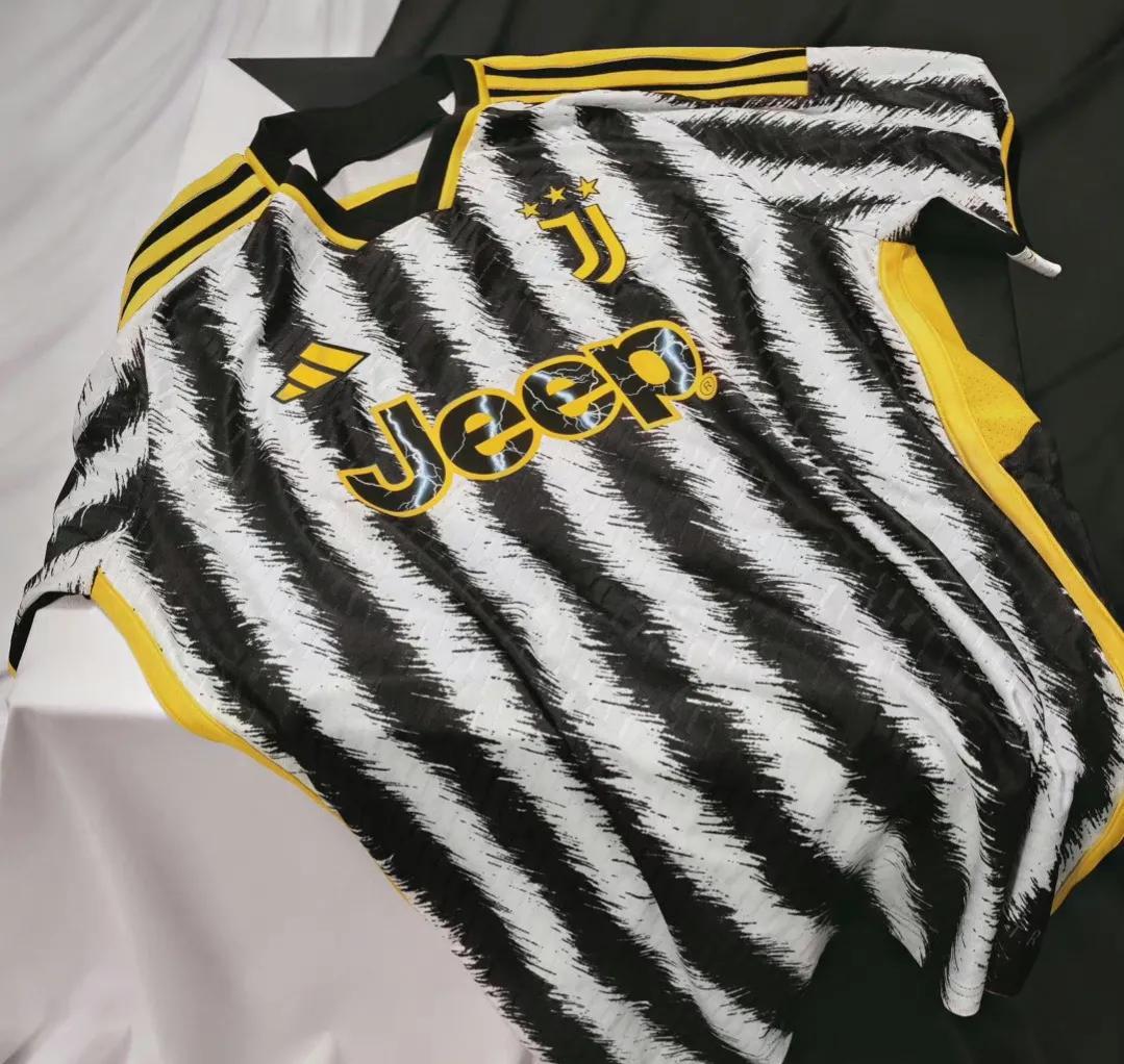 意甲豪门尤文图斯，下赛季（2023-24）新版主场球衣正式发布，在传统黑白相间配(2)
