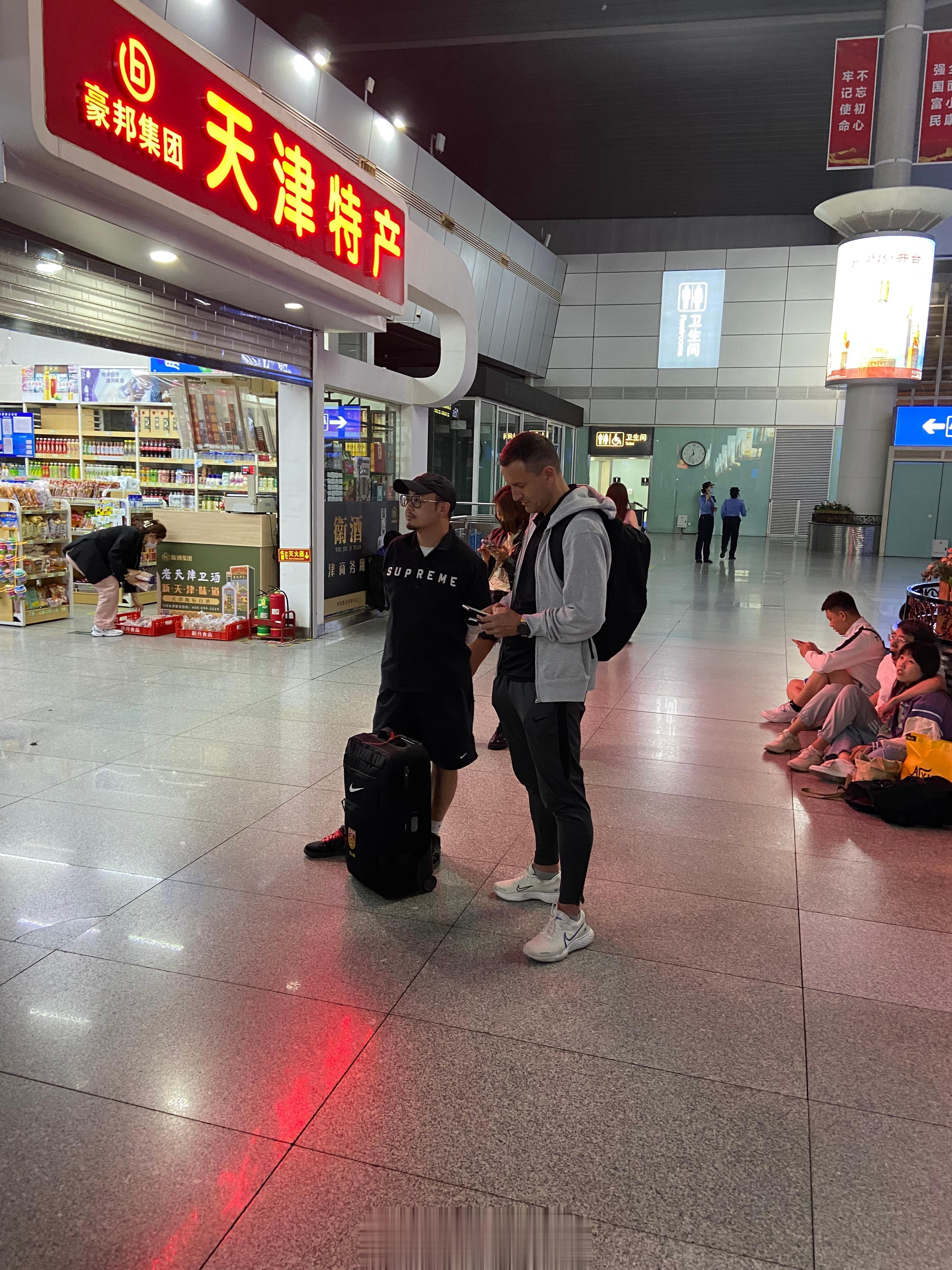 中国男足主教练扬科维奇被探长逮到了！回北京的火车出现故障，他也一直在等待！ ​​(1)