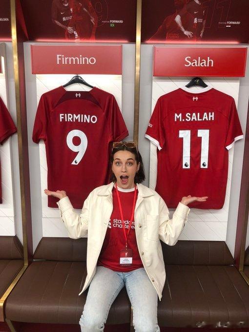 嘉士伯和利物浦零售助力女球迷圆梦，克洛普还在她的球衣签名了 ​​​(2)