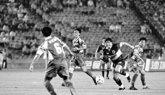 1987年邓小平邀请马拉多纳来中国踢球，马拉多纳：没有三亿我不去(10)