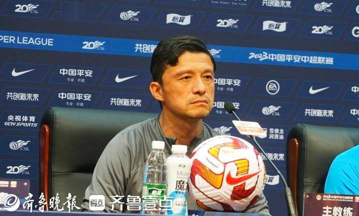 联赛连续九场不胜，大连人队主教练谢晖出席新闻发布会表情严肃(3)