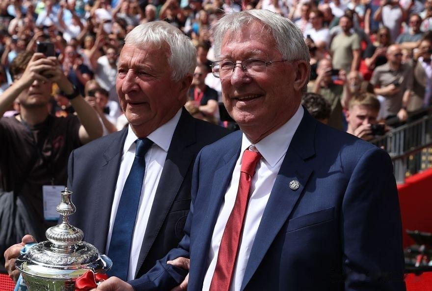 贝克汉姆、弗格森爵士在曼联失利后收起笑容

贝克汉姆在观看 2022/23 赛季(1)