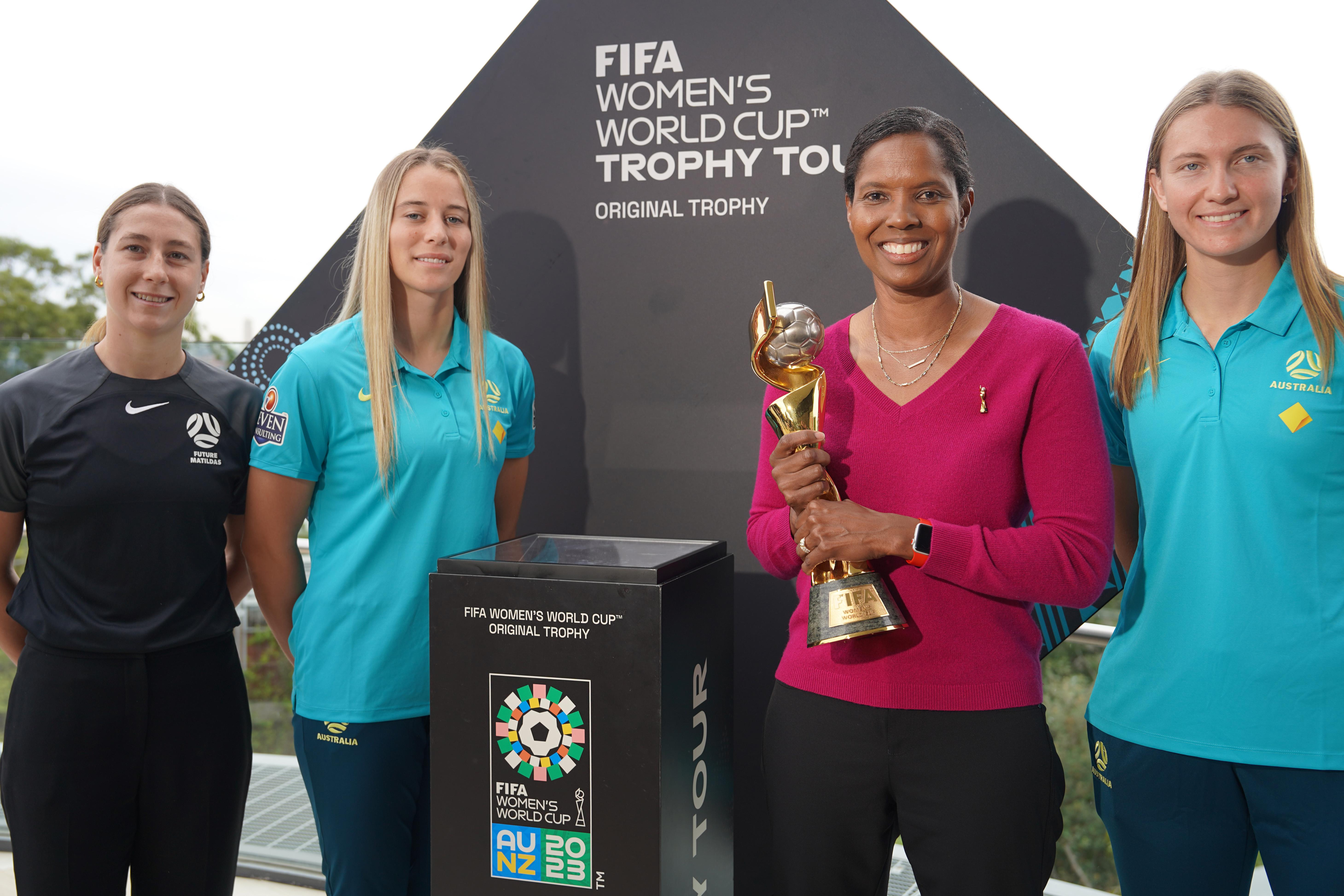 女足世界杯奖杯巡展在悉尼举行(2)
