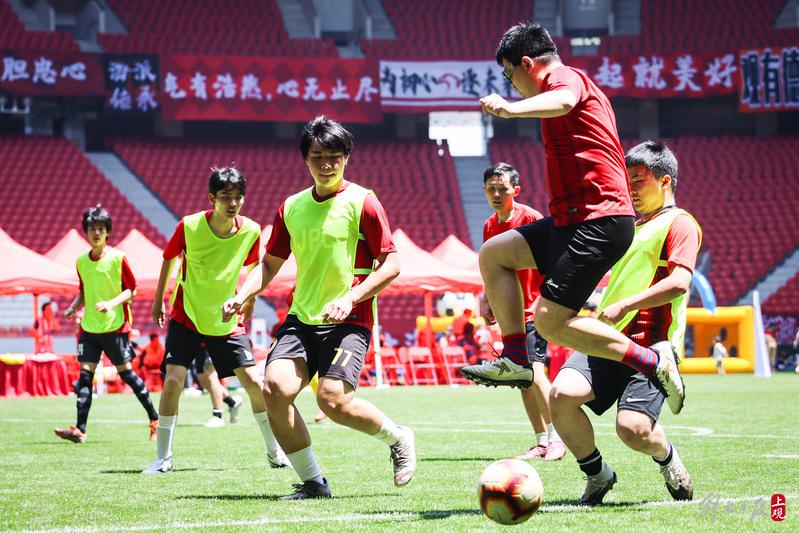 中超联赛迎来首个休赛期，海港足球俱乐部举办球迷嘉年华(8)