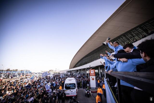 乌拉圭人上街迎U20世界杯冠军凯旋 苏亚雷斯也在(2)