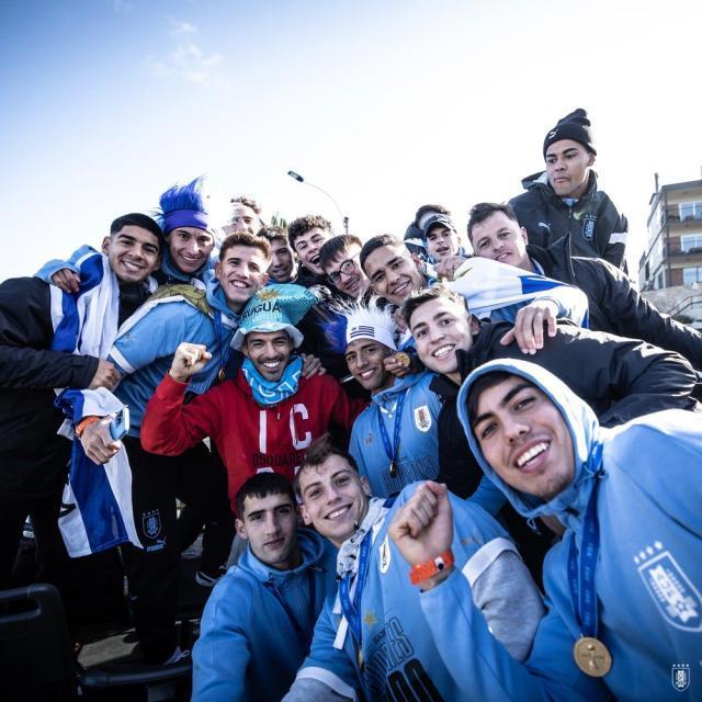 乌拉圭人上街迎U20世界杯冠军凯旋 苏亚雷斯也在(3)