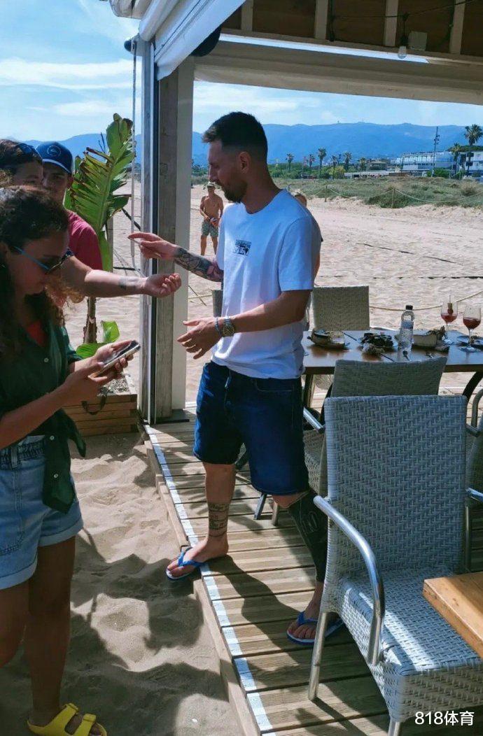 享受假期! 梅西天使打卡苏牙巴塞罗那海滩餐厅, 球王踩人字拖开豪车(7)