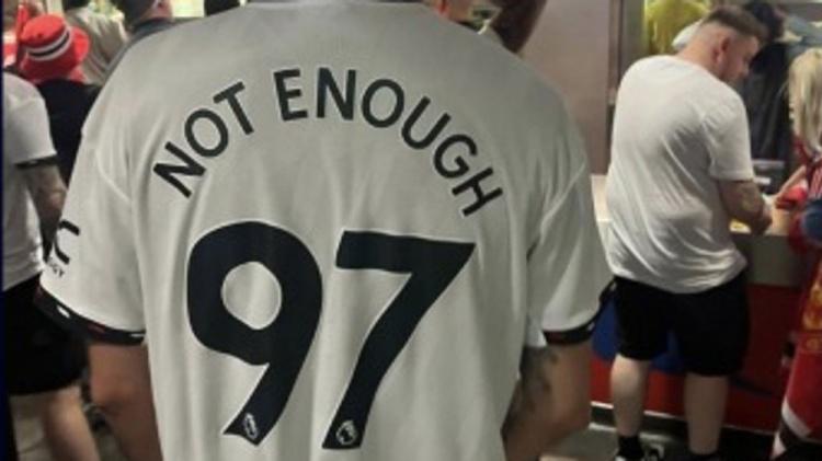 官方：足总杯决赛穿曼联球衣嘲笑希尔斯堡惨案的男子，被禁赛4年(1)