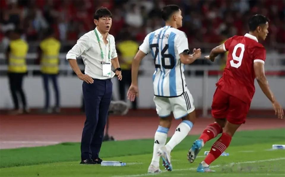 国足没和阿根廷队交手，亏大了。在6月19日0比2输给阿根廷队后，印尼主教练申台龙