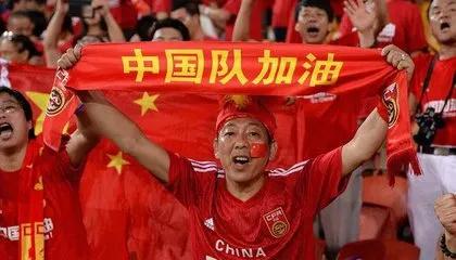 中国足球缺的东西很多，至少有三样非改不可。一是缺乏体育精神。球员不求上进，毫无拼(4)