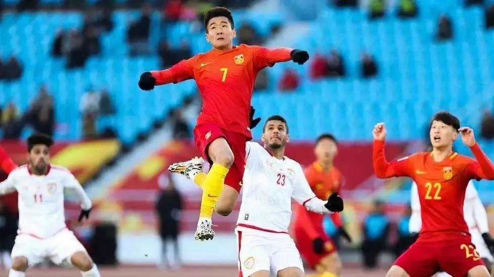 中国足球缺的东西很多，至少有三样非改不可。一是缺乏体育精神。球员不求上进，毫无拼(5)