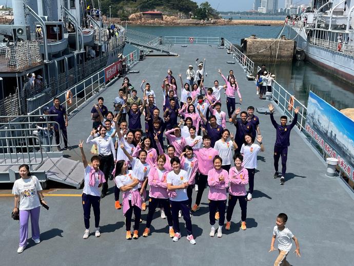 青岛集训备战世界杯期间，中国女足国家队参观海军博物馆(1)