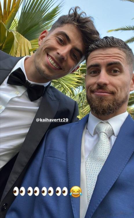 若日尼奥在参加门将凯帕加的婚礼时，与前队友哈弗茨重聚。
在他的Instagram(1)