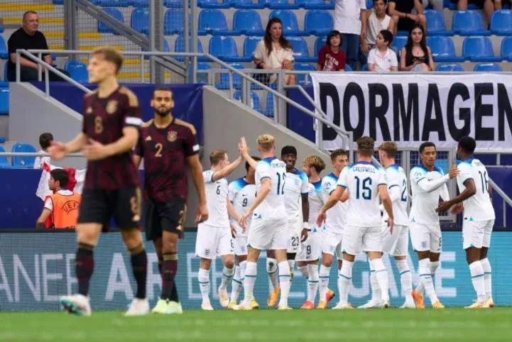 2-0，卫冕冠军德国崩盘+小组垫底惨遭出局，英格兰国青全胜晋级(2)