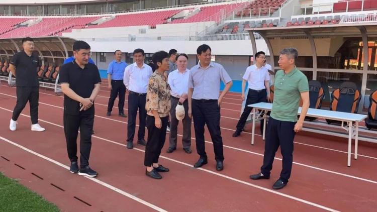 山东省、青岛市领导看望在青岛备战世界杯的中国女足国家队(1)