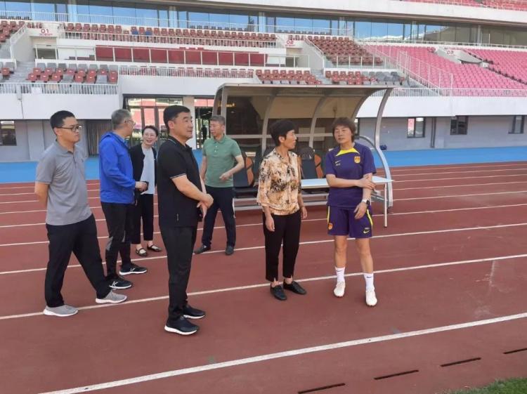 山东省、青岛市领导看望在青岛备战世界杯的中国女足国家队(2)