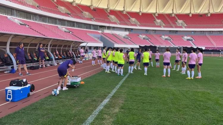 山东省、青岛市领导看望在青岛备战世界杯的中国女足国家队(3)