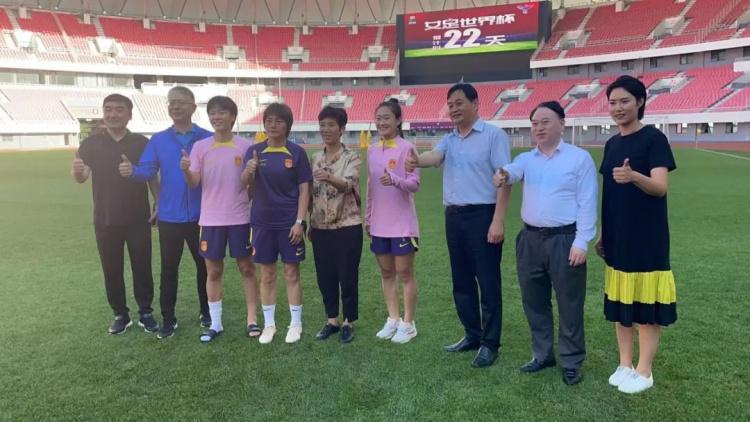 山东省、青岛市领导看望在青岛备战世界杯的中国女足国家队(4)