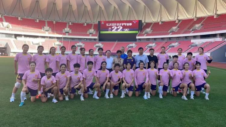 山东省、青岛市领导看望在青岛备战世界杯的中国女足国家队(5)