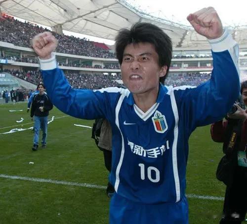 不得不说！这是中国足坛历史最强11人阵容，李惠堂球王领衔，里皮带队。

最强前锋(8)