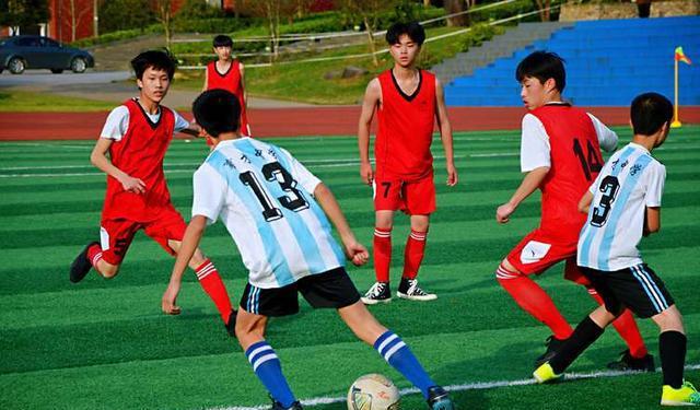 中国小孩想踢球都难，是中国足球发展的最大瓶颈