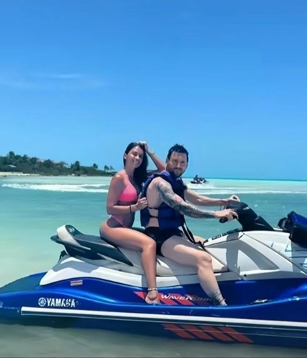 撒狗粮！梅西和安东内拉度假也很疯狂。梅西开上了摩托艇，安东内拉穿着一身红色比基尼