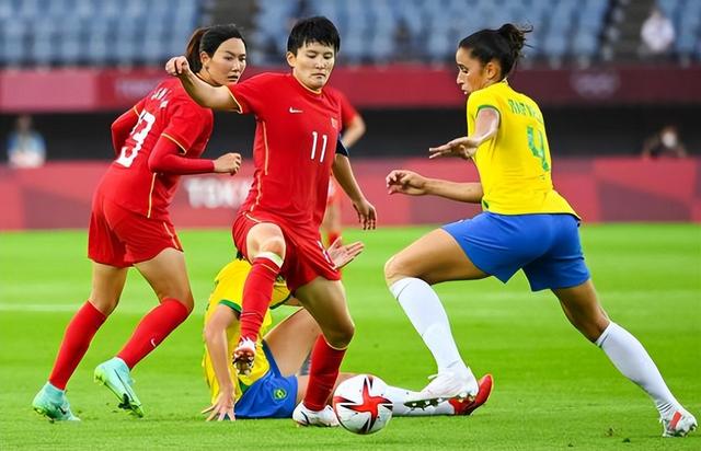 短短12小时，中国足球乱了：2支女足0-9，中超裁判世纪误判闹笑话(2)