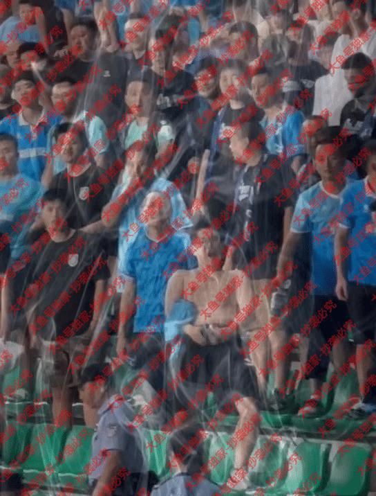 中国足球裁判错误判罚和南通球迷素质引发争议(4)