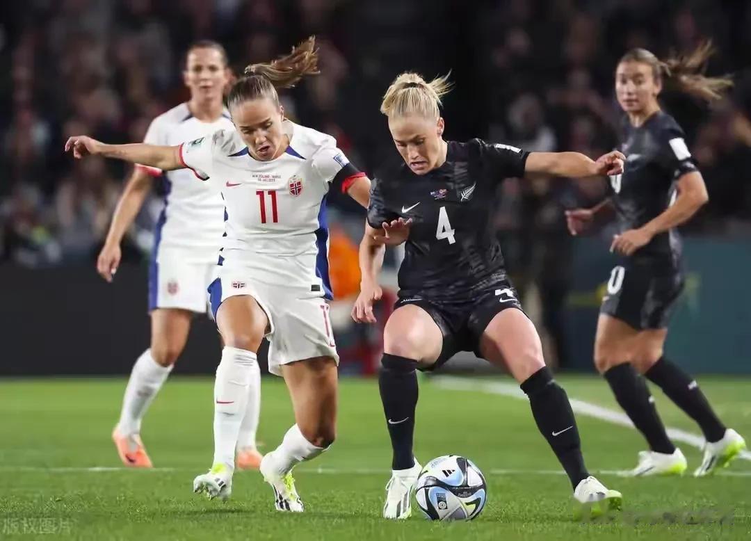 新西兰1-0取胜，斩获队史16场世界杯正赛的首胜。
没想到新西兰女足会那么厉害 (1)