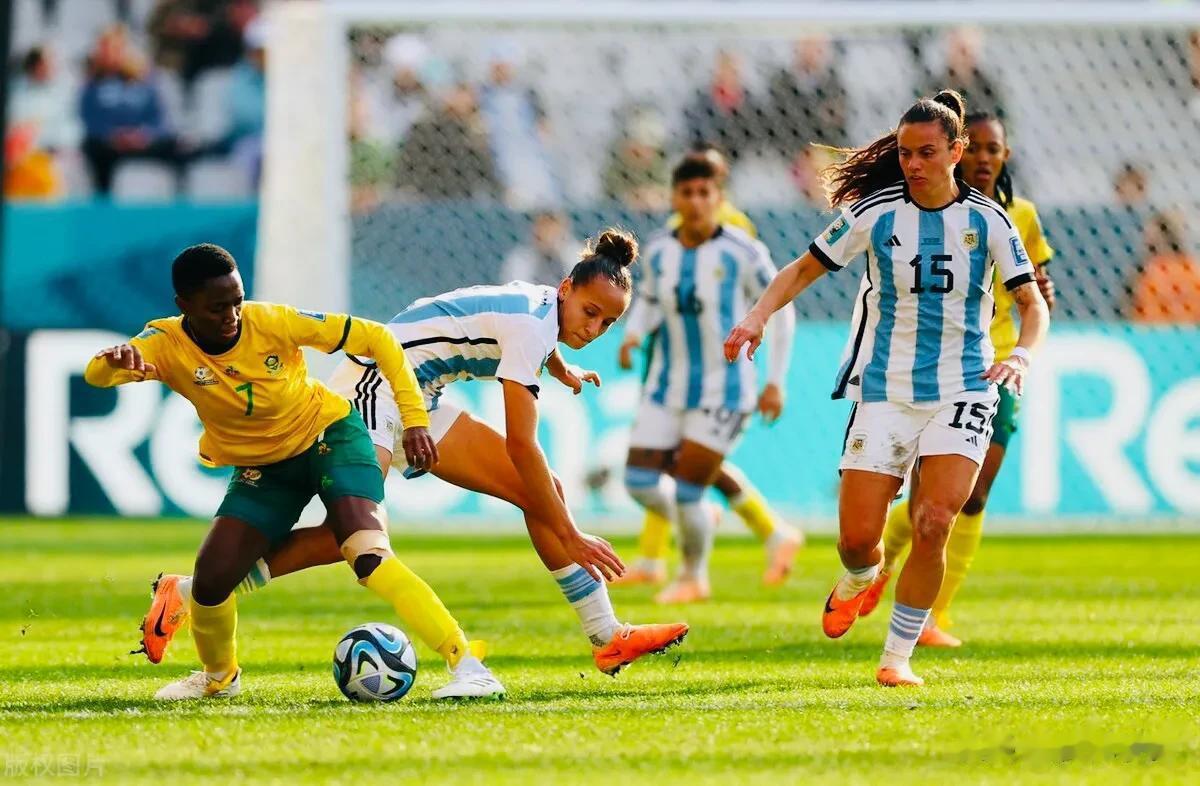阿根廷女足五分钟连入两球扳平比分，最终与南非女足战成2-2平，两队在1平1负拿到(1)