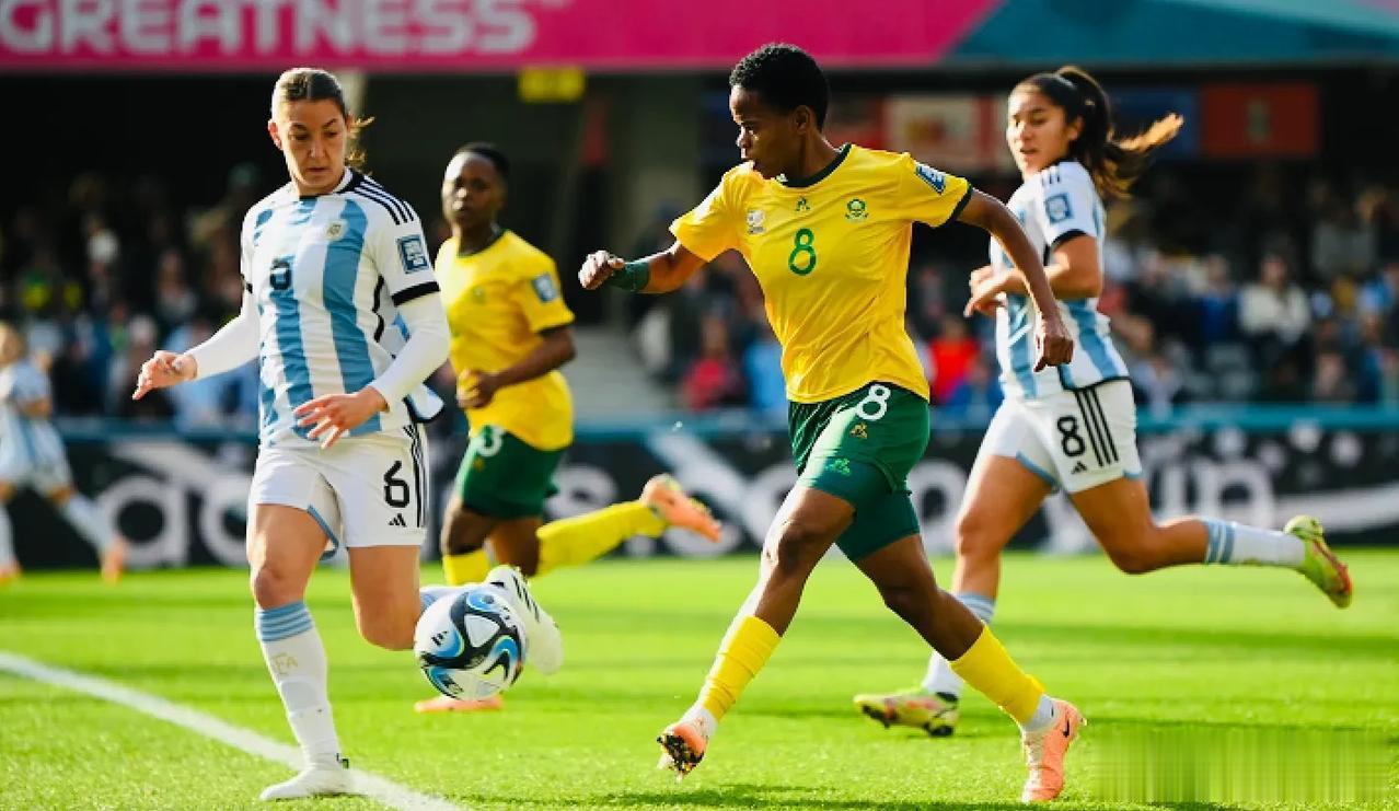 阿根廷女足五分钟连入两球扳平比分，最终与南非女足战成2-2平，两队在1平1负拿到(4)