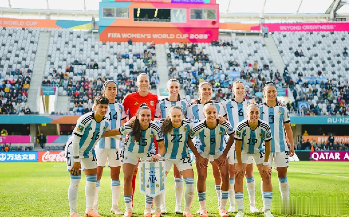 阿根廷女足五分钟连入两球扳平比分，最终与南非女足战成2-2平，两队在1平1负拿到(5)