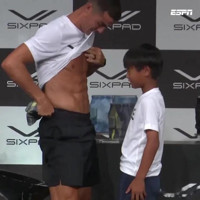 C罗掀起衣服秀8块腹肌，让小球迷大吃一惊

葡萄牙球星C罗在日本的一次健身活动中(2)