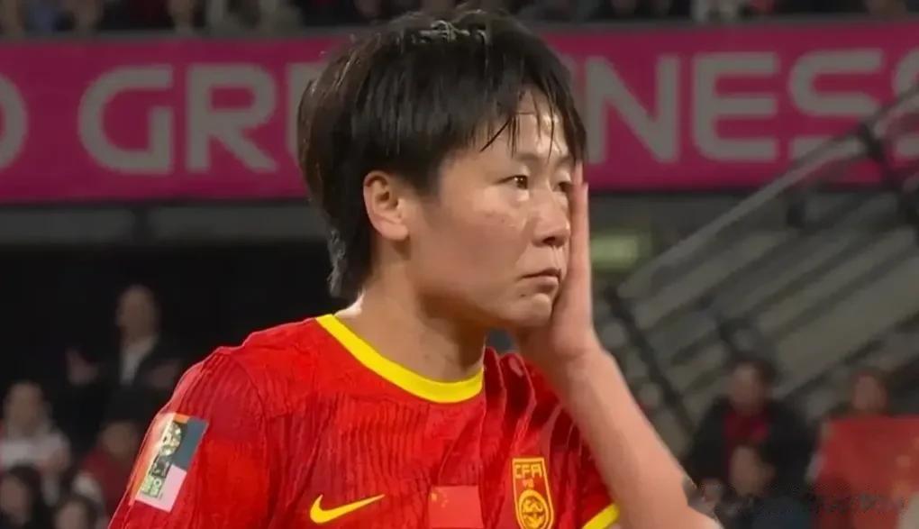 在中国女足与海地女足的世界杯小组赛中，张睿在防守过程中做出了一次过激的动作，用脚(1)