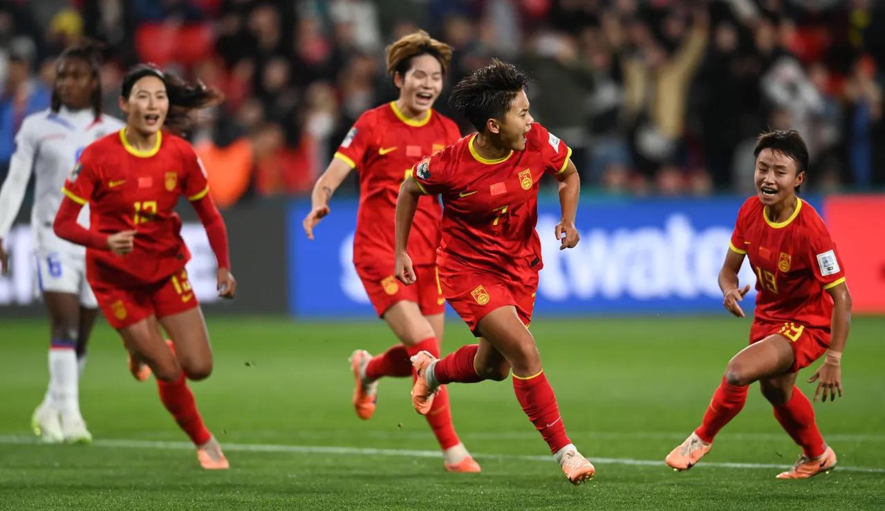 日本女足踢疯了，小组赛两连胜之后提前晋级，迎战西班牙队，早早就大比分领先了，真的(1)