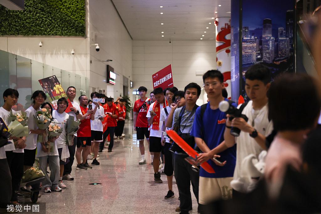 球迷凌晨机场欢迎中国女足回国，球队今年还有两项大赛(5)