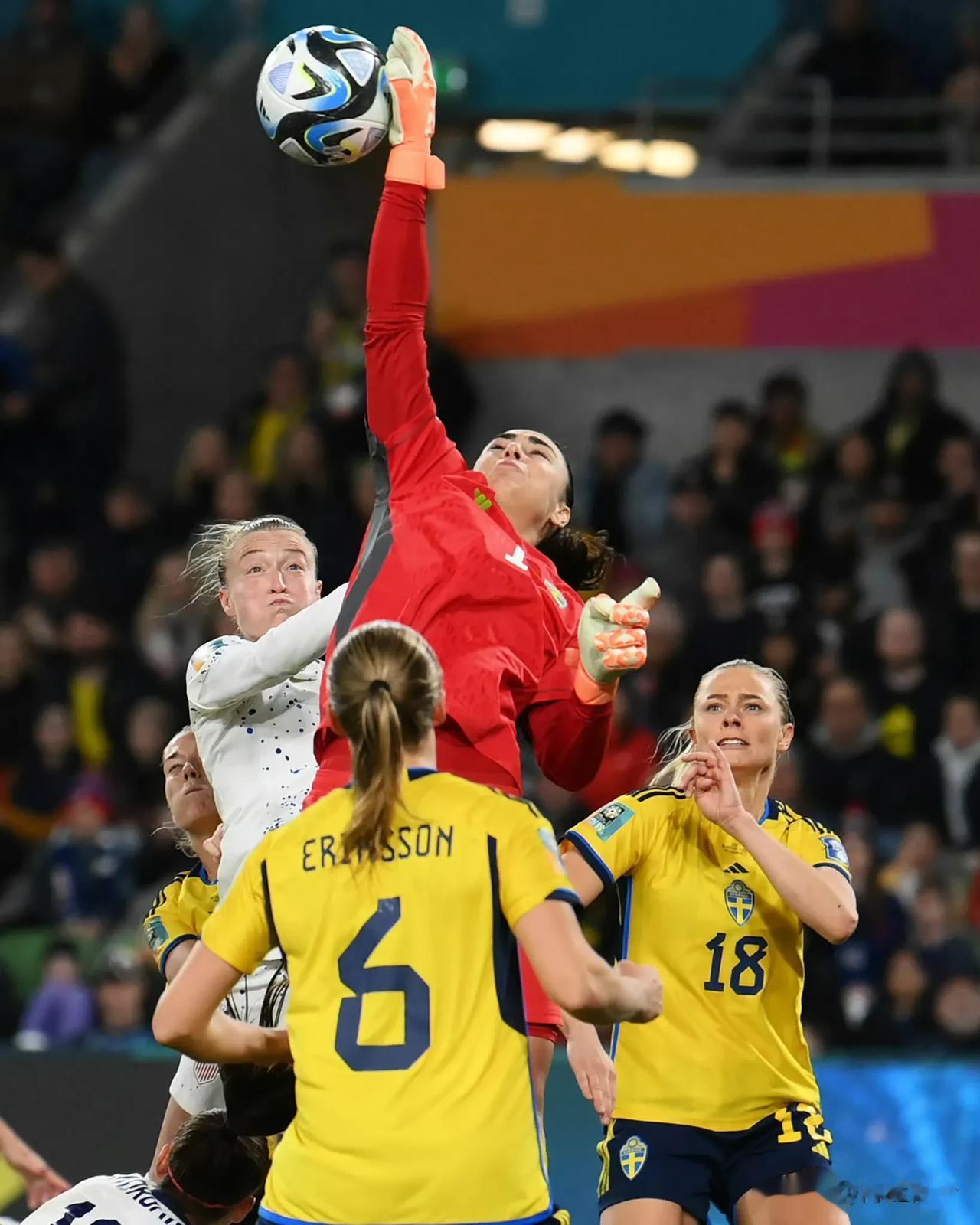 卫冕冠军美国女足被淘汰，而且是输在了颇具戏剧性的一幕，瑞典最后一个点球差点被扑出(2)