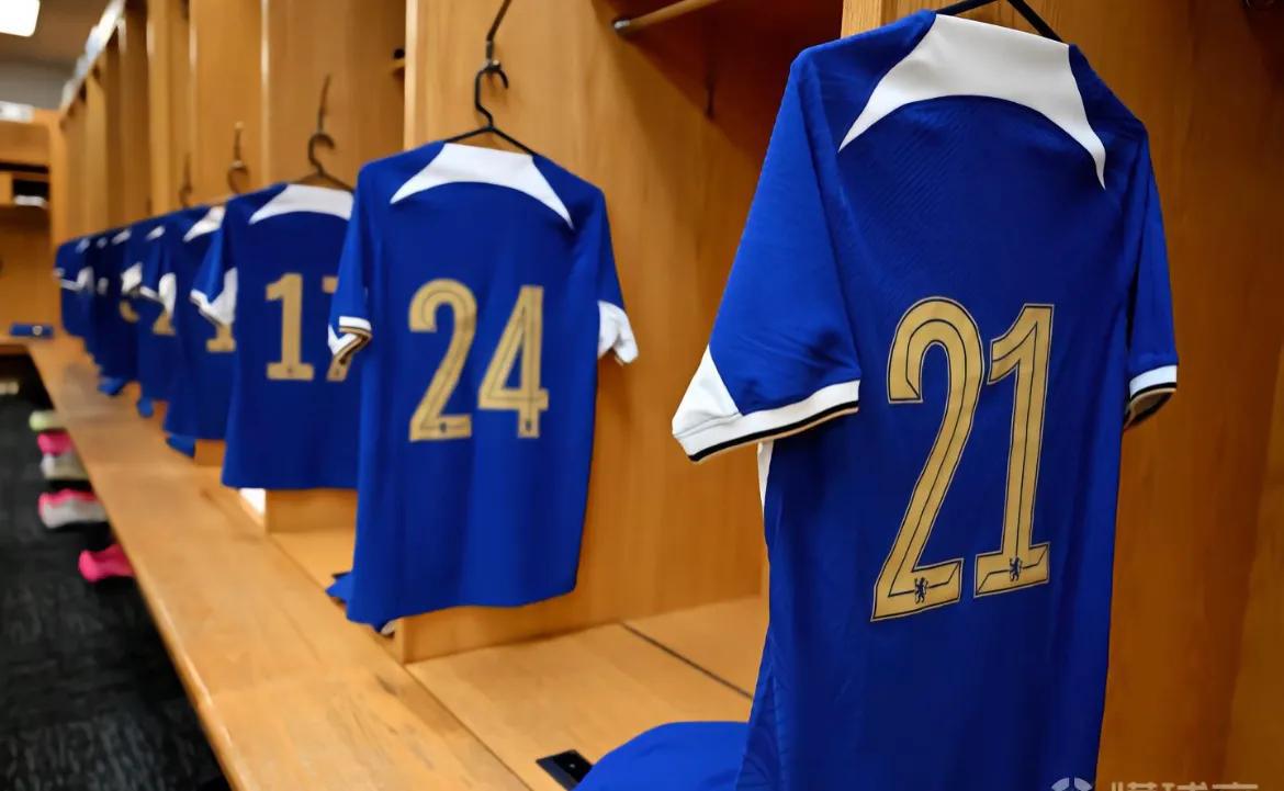 切尔西公布新赛季球衣，总结有四：
（一）恩佐接过科瓦契奇的8号球衣；
（二）穆德