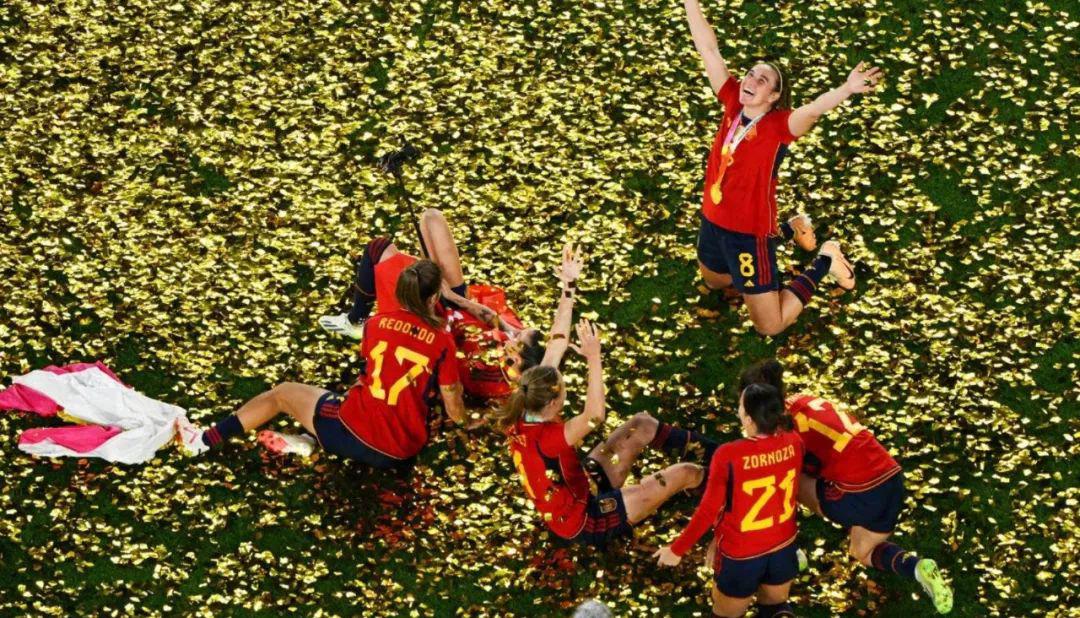 西班牙夺冠后，足协主席唇吻女球员被骂翻(3)
