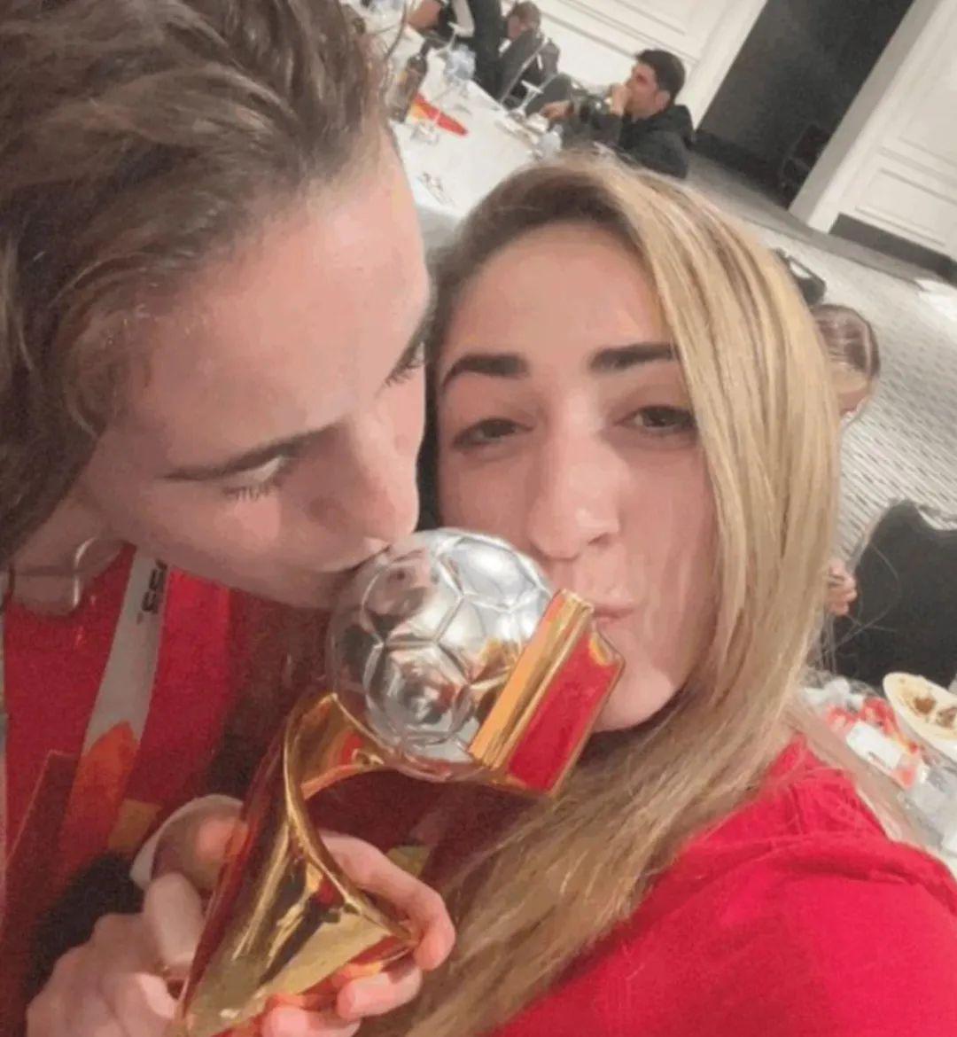 西班牙夺冠后，足协主席唇吻女球员被骂翻(5)