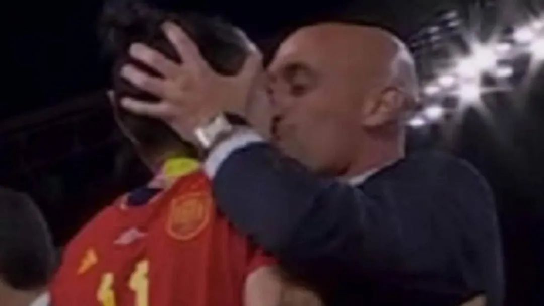 西班牙夺冠后，足协主席唇吻女球员被骂翻(6)