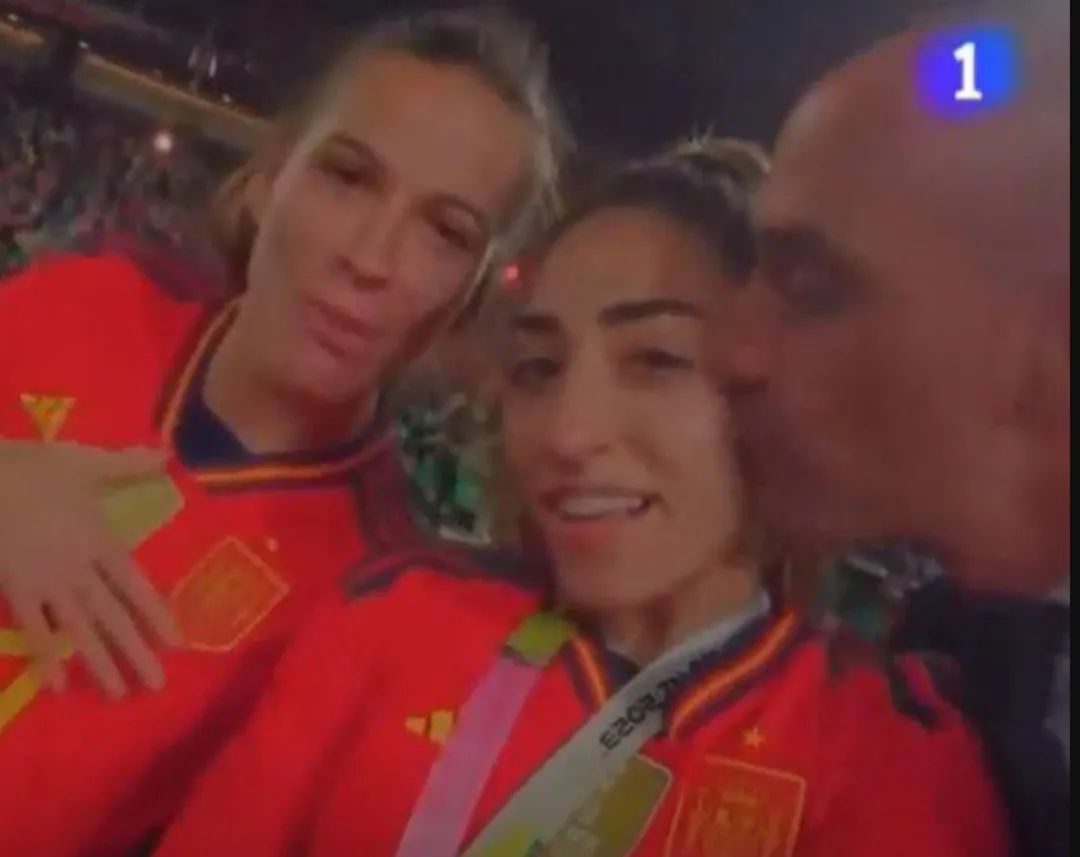 西班牙夺冠后，足协主席唇吻女球员被骂翻(7)